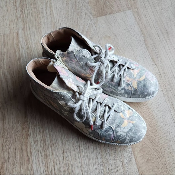 Think! brand light gray with floral accent high top sneakers. NWT. Size 8.Cute! - Picture 7 of 11